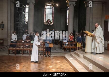 FIRST MASS AFTER THE DECONFINEMENT NOTRE-DAME-DES CHAMPS CHURCH, PARIS Stock Photo