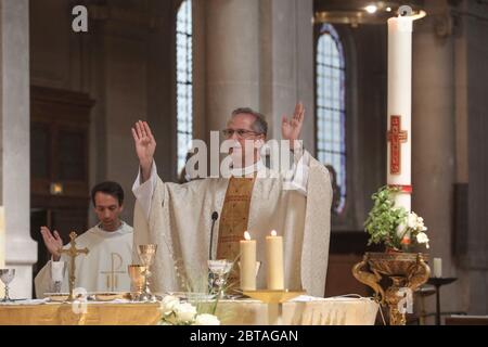 FIRST MASS AFTER THE DECONFINEMENT NOTRE-DAME-DES CHAMPS CHURCH, PARIS Stock Photo