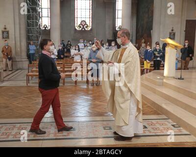 FIRST MASS AFTER THE DECONFINEMENT NOTRE-DAME-DES CHAMPS CHURCH, PARIS Stock Photo