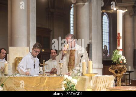 FIRST MASS AFTER THE DECONFINEMENT NOTRE-DAME-DES CHAMPS CHURCH, PARIS Stock Photo