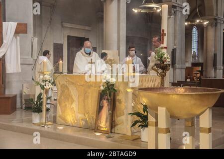 FIRST MASS AFTER THE DECONFINEMENT NOTRE-DAME-DES CHAMPS CHURCH, PARIS Stock Photo