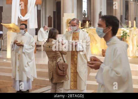 FIRST MASS AFTER THE DECONFINEMENT NOTRE-DAME-DES CHAMPS CHURCH, PARIS Stock Photo