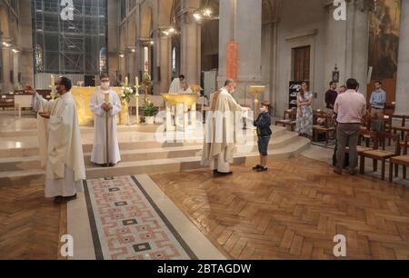 FIRST MASS AFTER THE DECONFINEMENT NOTRE-DAME-DES CHAMPS CHURCH, PARIS Stock Photo