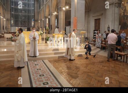 FIRST MASS AFTER THE DECONFINEMENT NOTRE-DAME-DES CHAMPS CHURCH, PARIS Stock Photo