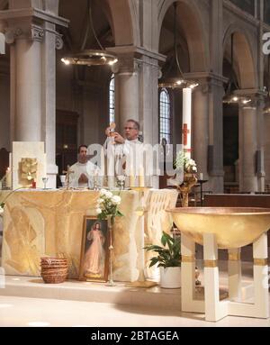 FIRST MASS AFTER THE DECONFINEMENT NOTRE-DAME-DES CHAMPS CHURCH, PARIS Stock Photo