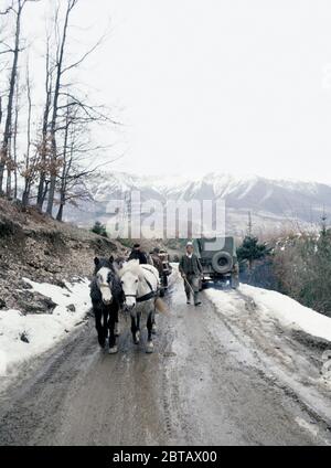 28th February 1994 During the war in Bosnia: refugees on a mountain road between Novi Travnik & Vitez in central Bosnia. Stock Photo