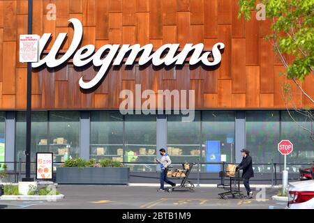 People with shopping carts in the parking lot of Wegmans supermarket at the Brooklyn Navy Yard Stock Photo