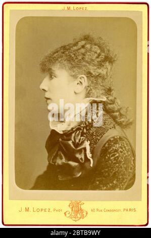 1890 ,Paris, FRANCE : The french celebrated theatre actress SARAH BERNHARDT  ( 1844 - 1923 ). Photo by J.M. Lopez , Paris. - attrice - TEATRO - THEATER - THEATRE - DIVA - DIVINA - VAMP - BELLE EPOQUE -  profilo - profile - collar - colletto ----  Archivio GBB Stock Photo