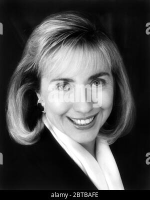 1993 , WASHINGTON , USA : The First Lady HILLARY Diane Rodham CLINTON  ( born in Chicago , 26 october 1947 ), wife of CLINTON  William Jefferson  BILL  CLINTON , GCL ( born William Jefferson Blythe III on August 19, 1946 ) the 42nd President of the United States, serving from 1993 to 2001 . Official photo by White House Press Office .- Presidente della Repubblica - USA - ritratto - portrait - UNITED STATES - STATI UNITI - FIRST LADY - bionda - blonde  - smile - sorriso - -  PRESIDENTE DELLA REPUBBLICA DEGLI STATI UNITI D'AMERICA --- Archivio GBB Stock Photo