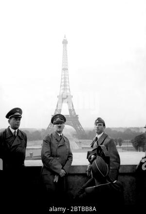 1940 , 23 june, Paris , FRANCE : The german Fuhrer dictator  ADOLF HITLER ( 1889 - 1945  ) with architect ALBERT SPEER ( 1905 - 1981 ) (at left side) and sculptor ARNO BRECKER ( 1900 - 1991 ) at Trocadero in Paris , in background the tower Tour EIFFEL . Photo propaganda by Hitler personal photographer Heinrich Hoffmann . - WWII - NAZI - NAZIST - NAZISM - NAZISTA - NAZISMO - SECONDA GUERRA MONDIALE - dittatore - POLITICA - POLITICO - Parigi - ARCHITETTO - ARCHITETTURA - ARCHITECTURE --- Archivio GBB Stock Photo