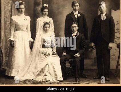 1900 ca. , Oshkosh , Winsconsin , USA : A married couple posing in the  photographer atelier studio .- SPOSI - SPOSALIZIO - MATRIMONIO - JUST  MARRIED - MARRIAGE - coppia -