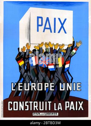 1951 , FRANCE :French poster Post War propaganda European Cooperation in french language: ' PAIX . L'EUROPE UNIE CONSTRUIT LA PAIX '( PEACE . UNITED EUROPE BUILDS PEACE ) for the MARSHALL PLAN . Illustration by  ). The Marshall Plan aka E.R.P. ( officially the European Recovery Program, ERP ) was the large-scale economic program, 1947–1951, of the United States for rebuilding and creating a stronger economic foundation for the countries of Europe. The initiative was named after Secretary of State General George Catlett Marshall ( 1880 – 1959 ). -  PIANO MARSHALL - BANDIERA  - FLAG - PROPAGANDA Stock Photo