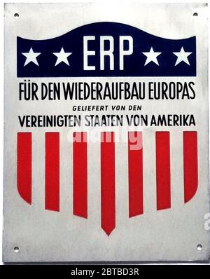 1950 ca, GERMANY: German metal plaque  Post War propaganda European Cooperation for the MARSHALL PLAN . The Marshall Plan aka E.R.P. ( officially the European Recovery Program, ERP ) was the large-scale economic program, 1947–1951, of the United States for rebuilding and creating a stronger economic foundation for the countries of Europe. The initiative was named after Secretary of State General George Catlett Marshall ( 1880 – 1959 ). -  PIANO MARSHALL - BANDIERA  - FLAG - PROPAGANDA POLITICA   - illustration - illustrazione - FOTO STORICHE - HISTORY - RICOSTRUZIONE DALLA SECONDA POST GUERRA Stock Photo