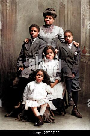 1909 , Chicago, USA : The  IDA B. WELLS ( Bell Wells-Barnett  , 1861 - 1931 ) with her children: Charles , Herman , Ida and Alfreda . American investigative journalist , educator and early leader in the civil rights movement . She was one of the founders of the National Association for the Advancement of Colored People ( NAACP ).Wells arguably became the most famous black woman in America, during a life that was centered on combating prejudice and violence, who fought for equality for African Americans , especially women .- DIGITALLY COLORIZED - Wells Barnett - Movimento diritti civili - Gente