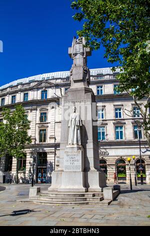 Edith Cavell Memorial by Sir George Frampton in St Martin's Place near the National Portrait Gallery and Trafalgar Square, London, UK Stock Photo