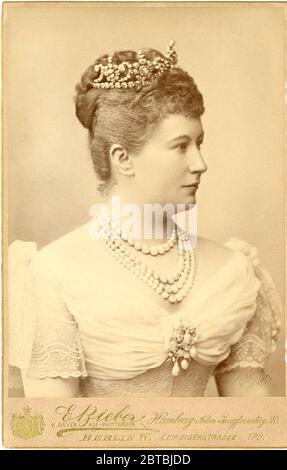 1882 , BERLIN , GERMANY : The german Empress AUGUSTA VICTORIA ( 1840 - 1901 ), daughter of Queen VICTORIA of England  ( 1819 - 1901 ) and prince Albert Saxe-Coburg-Gotha . Married in 1858 to german kronprinz FREDERIK of Prussia ( future FREDERIK III in 1888 ) . Mother of future Kaiser of Germany Wilhelm II ( 1859 - 1941 ) HOHENZOLLERN . Photo by woman photographer EMILIE BIEBER ( 1810- 1884 ). - House of  WINDSOR  - ENGLAND - GREAT BRITAIN  - FOTOGRAFA - royalty - nobili - nobiltà tedesca  - portrait - ritratto - imperatrice - kaizerin - VITTORIA  - Sassonia Coburgo Gotha  ---  ARCHIVIO GBB Stock Photo