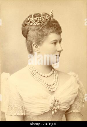 1882 , BERLIN , GERMANY : The german Empress AUGUSTA VICTORIA ( 1840 - 1901 ), daughter of Queen VICTORIA of England  ( 1819 - 1901 ) and prince Albert Saxe-Coburg-Gotha . Married in 1858 to german kronprinz FREDERIK of Prussia ( future FREDERIK III in 1888 ) . Mother of future Kaiser of Germany Wilhelm II ( 1859 - 1941 ) HOHENZOLLERN . Photo by woman photographer EMILIE BIEBER ( 1810- 1884 ). - House of  WINDSOR  - ENGLAND - GREAT BRITAIN  - FOTOGRAFA - royalty - nobili - nobiltà tedesca  - portrait - ritratto  - kaizerin - VITTORIA  - Sassonia Coburgo Gotha  ---  ARCHIVIO GBB Stock Photo