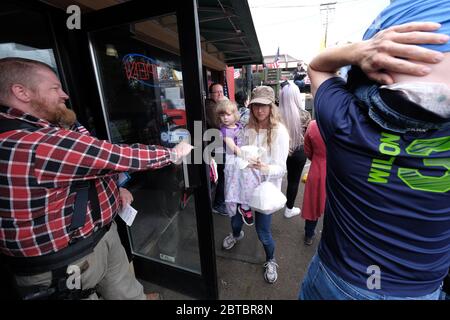 Vancouver, USA. 23rd May, 2020. A customer leaves the Hugga Mug Diner which re-opened today in Vancouver, Wash., on May 23, 2020. The opening is a direct violation of Governor Jay Inslee's orders for non-essential business to remain closed at this time. (Photo by Alex Milan Tracy/Sipa USA) Credit: Sipa USA/Alamy Live News Stock Photo