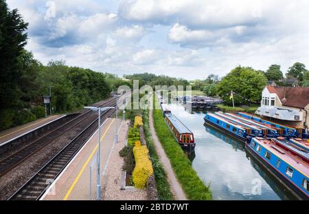 Moored canal boats at Heyford Wharf at Lower Heyford on the Oxford Canal, Oxfordshire. Stock Photo
