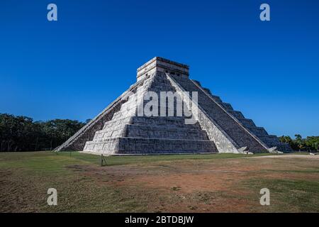 Chicen Itza Maya pyramid in Yucatan, Mexico with blue sky Stock Photo