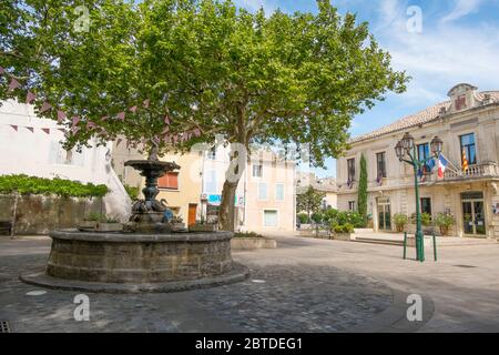 Village square with fountain at Sainte-Cécile-les-Vignes in The Vaucluse, Provence-Alpes-Côte d'Azur, France Stock Photo