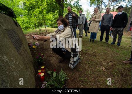 Tust, Czech Republic. 24th May, 2020. Tens of people remember the events from May 24, 1945 when partisans killed 14 people during the deportation of ethnic Germans from the country in Tust, Czech Republic, May 24, 2020. Czech director Bohdan Slama, who made the film Shadow Country about it, and some of his film crew members and actors were among them. According to historians, partisans who came from the Tabor district and some locals massacred the 14 alleged collaborators 75 years ago. Credit: Vaclav Pancer/CTK Photo/Alamy Live News Stock Photo