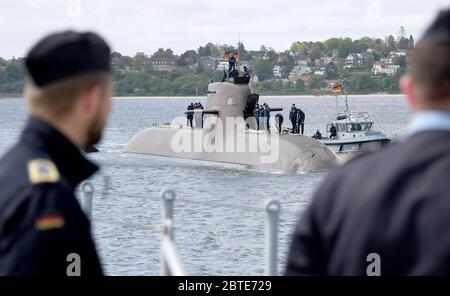 Germany. 25th May, 2020. 25 May 2020, Schleswig-Holstein, Eckernförde: The German submarine 'U33' returns to the naval base and home port of Eckernförde. The submarine has made several reconnaissance trips at NATO's external border since February. In the past weeks, it was subordinated to the Maritime Headquarters of the Alliance (Allied Maritime Command, MARCOM) and was to observe the activities of the Russian fleet. Photo: Carsten Rehder/dpa Credit: dpa picture alliance/Alamy Live News Stock Photo