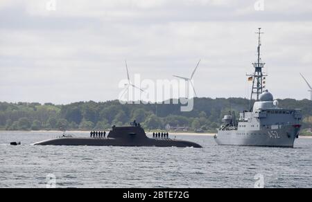 Germany. 25th May, 2020. 25 May 2020, Schleswig-Holstein, Eckernförde: The German submarine 'U33' returns to the naval base and home port of Eckernförde. The submarine has made several reconnaissance trips at NATO's external border since February. In the past weeks, it was subordinated to the Maritime Headquarters of the Alliance (Allied Maritime Command, MARCOM) and was to observe the activities of the Russian fleet. Photo: Carsten Rehder/dpa Credit: dpa picture alliance/Alamy Live News Stock Photo