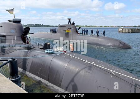 Germany. 25th May, 2020. 25 May 2020, Schleswig-Holstein, Eckernförde: The German submarine 'U33' (back) returns to the naval base and home port of Eckernförde. The submarine has made several reconnaissance trips at NATO's external border since February. In the past weeks, it was subordinated to the Maritime Headquarters of the Alliance (Allied Maritime Command, MARCOM) and was to observe the activities of the Russian fleet. Photo: Carsten Rehder/dpa Credit: dpa picture alliance/Alamy Live News Stock Photo