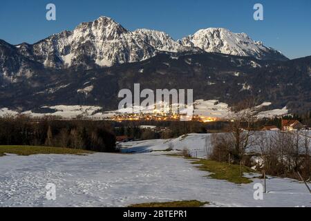 tiefer Winter in der Vollmond über Aufham in der Gemeinde Anger mit Hochstaufen und Zwiesel Stock Photo