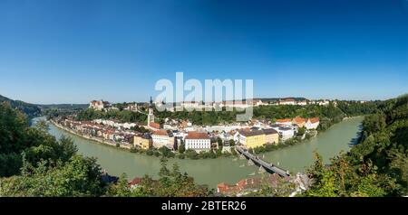 Die Altstadt von Burghausen mit der Burg hoch über der Stadt an der Salzach gelegen Stock Photo