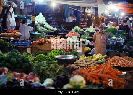 Vegetable market at night in Sadar Bazaar, Karachi, Pakistan 15/03/2013 Stock Photo