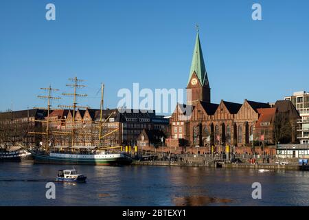 Bremen, Blick über die Weser auf die Liebfrauenkirche Stock Photo