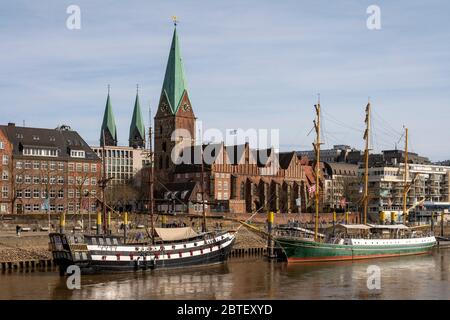 Bremen, Blick über die Weser auf die Liebfrauenkirche, dahinter die Domtürme Stock Photo