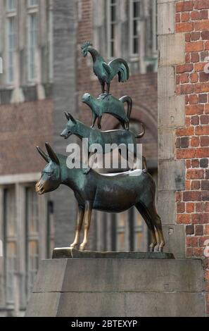 Bremen, Die Bremer Stadtmusikanten von Gerhard Marcks (1953) vor dem Bremer Rathaus Stock Photo