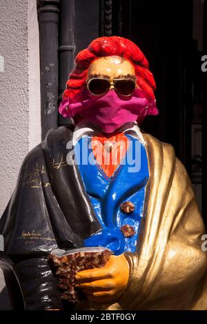 a Beethoven sculpture with corona mask in front of a shop, Bonn, North Rhine-Westphalia, Germany.  eine Beethoven-Skulptur mit Corona-Maske vor einem Stock Photo