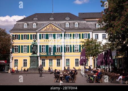 the Beethoven monument at the Muenster square in front of the old post office, Bonn, North Rhine-Westphalia, Germany.  das Beethoven-Denkmal auf dem M Stock Photo