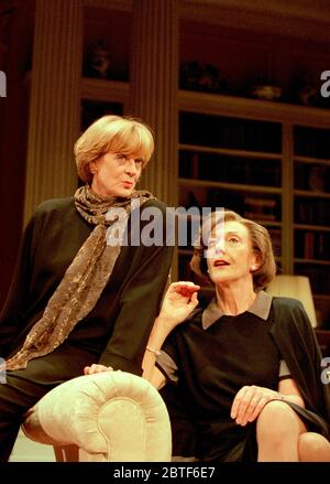 l-r: Maggie Smith (Claire), Eileen Atkins (Agnes) in A DELICATE BALANCE by Edward Albee at the Theatre Royal Haymarket, London SW1   26/10/1997  design: Carl Toms   lighting: Howard Harrison   director: Anthony Page Stock Photo