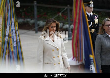 Arlington, United States Of America. 25th May, 2020. First lady Melania Trump accompanied by United States President Donald J. Trump and US Vice President Mike Pence commemorates Memorial Day by participating in a Wreath Laying ceremony at Arlington National Cemetery in Arlington, Virginia on Monday, May 25, 2020.Credit: Chris Kleponis/Pool via CNP *** Local Caption *** BSMID4992960 | usage worldwide Credit: dpa/Alamy Live News Stock Photo