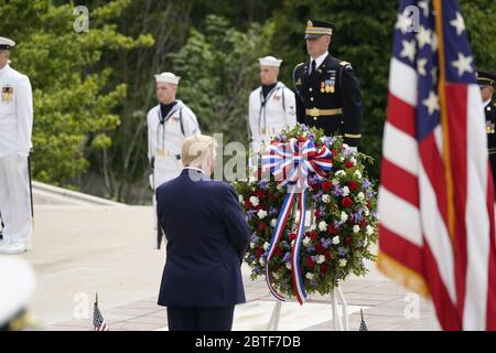 Arlington, United States Of America. 25th May, 2020. United States President Donald J Trump commemorates Memorial Day by participating in a Wreath Laying ceremony the Tomb of the Unknown Soldiers at Arlington National Cemetery in Arlington, Virginia on Monday, May 25, 2020.Credit: Chris Kleponis/Pool via CNP *** Local Caption *** BSMID4992955 | usage worldwide Credit: dpa/Alamy Live News Stock Photo