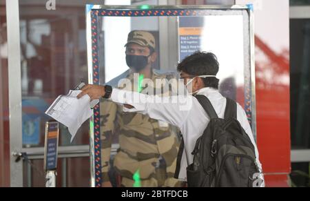 New Delhi, India. 25th May, 2020. A passenger seeks direction for check-in at Indira Gandhi International Airport in New Delhi. After being closed for almost two months, flight operation began in India on Monday May 25, 2020. India is now consistently recording more than 6,000 coronavirus Covid-19 cases per day, for the past four days bringing it amongst the ten worst affected countries globally. (Photo by Sondeep Shankar/Pacific Press) Credit: Pacific Press Agency/Alamy Live News Stock Photo