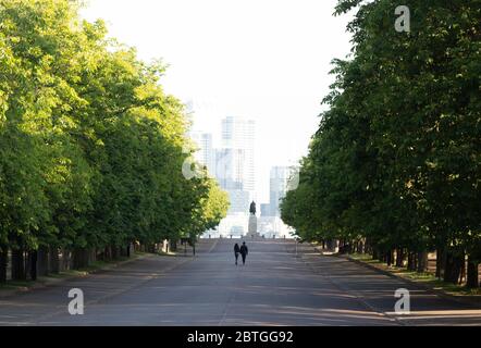 Greenwich Park Blackheath Avenue with General Wolfe statue. London UK Stock Photo