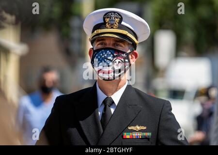 Los Angeles, California, USA. 25th May, 2020. Los Angeles Mayor Eric Garcetti wearing a face mask due to the COVID 19 pandemic participates in a Memorial Day ceremony in Los Angeles, California on May 25, 2020. Garcetti is a veteran of the United States Navy Reserve. (Photo by Ronen Tivony/Sipa USA) *** Please Use Credit from Credit Field *** Credit: Sipa USA/Alamy Live News Credit: Sipa USA/Alamy Live News Stock Photo