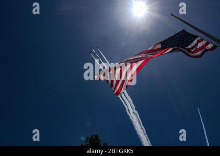 Los Angeles, California, USA. 25th May, 2020. World War II-era aircrafts fly over a U.S. Flag in the Los Angeles National Cemetery to honor fallen soldiers and health care workers during the COVID-19 crisis, on memorial day Stock Photo