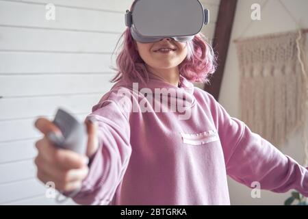 Jovem Mulher Usando Headphones De Jogos Pretende Fazer Jogar Jogos De  Transmissão Ao Vivo On-line Em Casa, Happy Gamer Empreitada Joga Torneio De  Jogos De Vídeo Online Com Luzes De Néon De