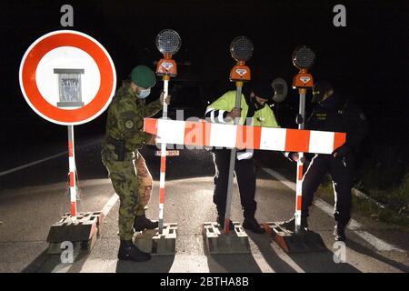 Breclav, Czech Republic. 25th May, 2020. Czech soldiers remove roadblocks at the border crossing Postorna/Reintal between Austria and Czech Republic, May 25, 2020. Only random checks along the Czech borders with Austria and Germany will be performed and all road and railway crossings along these borders will reopen, the Czech cabinet decided on Interior Minister Jan Hamacek's proposal. Credit: Vaclav Salek/CTK Photo/Alamy Live News Stock Photo