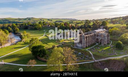 Bolton Abbey in Wharfedale, North Yorkshire, England. The ruins of the 12th-century Augustinian monastery now known as Bolton Priory Stock Photo