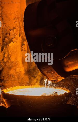 Tata Steel Scunthorpe - Heavy End - Steel Production , ladle pouring molten hot metal into crucible Stock Photo