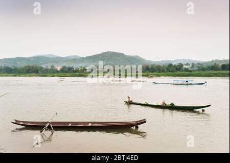 Small Boats on the Mekong River. Chiang Khong border crossing, Northern Thailand Stock Photo