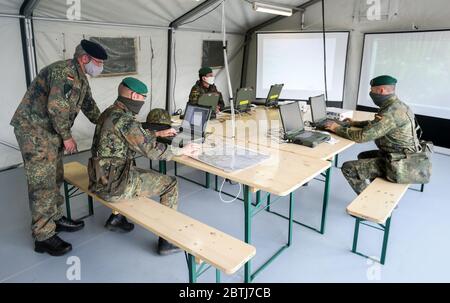 26 May 2020, Saxony, Frankenberg: Officers of the Panzergrenadierbrigade 37 simulate a command post to introduce the Battle Management System. The system has been introduced in the Armed Forces Base since the beginning of April 2020 and in the Army since 11 May 2020. It forms the backbone of the Bundeswehr's digitalization and enables the deployed units to display a complex situation picture on the screens in the vehicles. All information on the situation of the own and enemy forces converges and is digitally evaluated and displayed to the participating units. Photo: Jan Woitas/dpa-Zentralbild Stock Photo